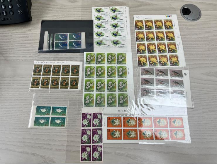total face value around TWD$5,400, including many nice early sets. Please count and view in person.